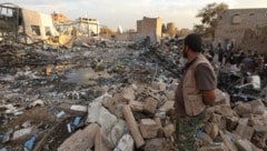 Mitte März startete die US-Armee eine neue Luftoffensive gegen die Houthi-Miliz, bei der nach Angaben des Pentagons seither rund 1000 Ziele getroffen und zahlreiche Kämpfer und Anführer der Houthis getötet wurden. (Bild: EPA/YAHYA ARHAB)