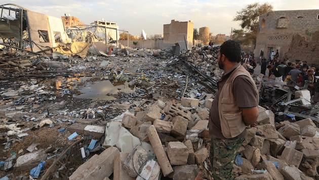 Mitte März startete die US-Armee eine neue Luftoffensive gegen die Houthi-Miliz, bei der nach Angaben des Pentagons seither rund 1000 Ziele getroffen und zahlreiche Kämpfer und Anführer der Houthis getötet wurden. (Bild: EPA/YAHYA ARHAB)