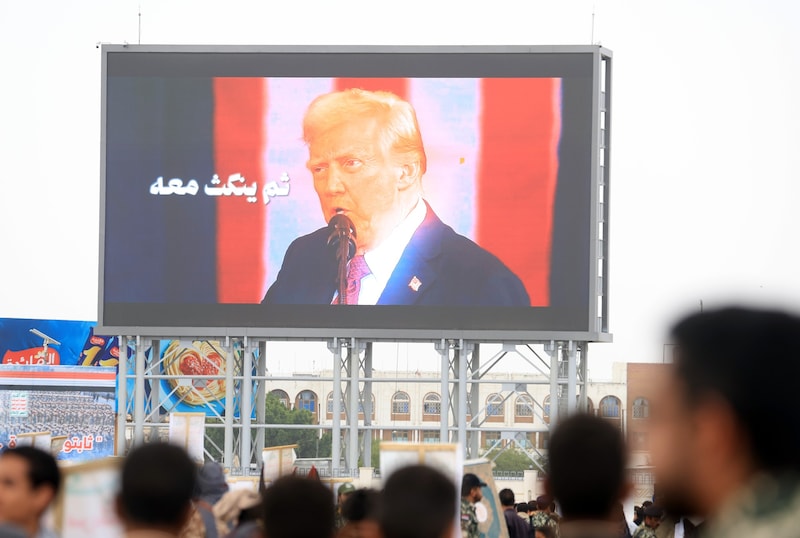 Houthi-Sympathisanten verflogen Trump-Rede im Jemen (Bild: EPA/YAHYA ARHAB)