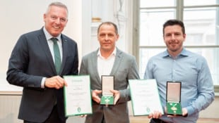 David Niegelhell (Mitte) und Herbert Terler erhielten Lebensrettermedaillen von Landeshauptmann Mario Kunasek. (Bild: LandSteiermark)
