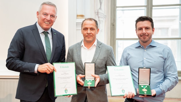 David Niegelhell (Mitte) und Herbert Terler erhielten Lebensrettermedaillen von Landeshauptmann Mario Kunasek. (Bild: LandSteiermark)