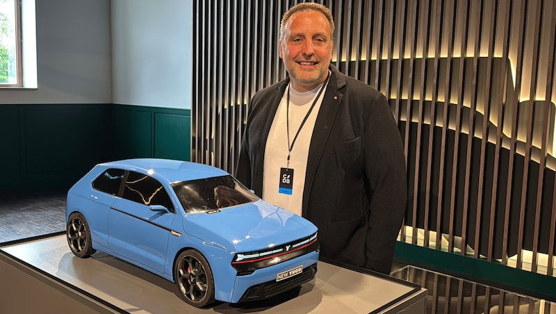 Prof. Dr. Aleksandar Bjelić zeigt das 1:5-Modell des neuen Yugo. (Bild: Stephan Schätzl)