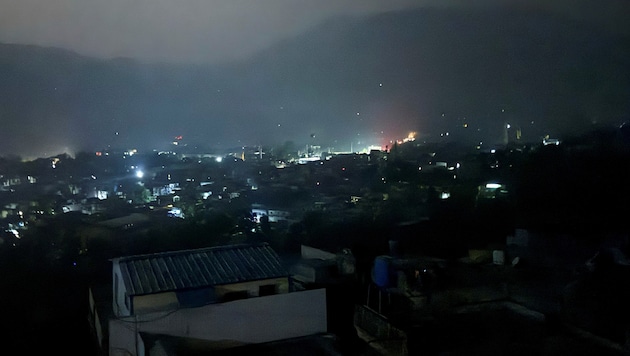 Detonationen und Feuer in Muzaffarabad im pakistanischen Teil der Himalaya-Region Kaschmir (Bild: Stringer)