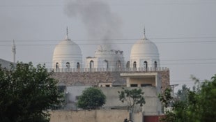 Ein beschädigtes Gebetszentrum in Pakistan (Bild: AP/Asim Tanveer)