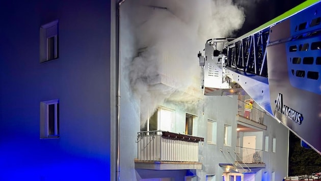 Über den Balkon verschaffte man sich Zugang zur Wohnung. (Bild: Feuerwehr Hartberg)