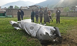 Teile eines Flugzeugwracks im indischen Teil der Region Kaschmir