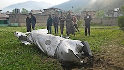 Teile eines Flugzeugwracks im indischen Teil der Region Kaschmir (Bild: AFP/TAUSEEF MUSTAFA)