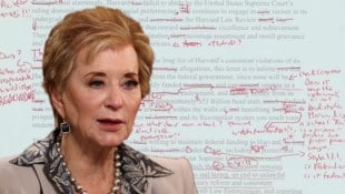 Die Trump-Regierung geht verstärkt gegen Hochschulen vor, denen sie eine „woke Ideologie“ unterstellt – besonders im Fokus: die Elite-Universität Harvard. Im Bild: US-Bildungsministerin Linda McMahon (Bild: Krone KREATIV/x.com/danielluo_pi, AFP/PATRICK T. FALLON)