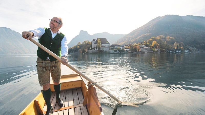 Wolfgang Gröller nimmt Gäste gerne mit auf eine Plättenfahrt am Traunsee. (Bild: Oberösterreich Tourismus GmbH/Paul Schütz)