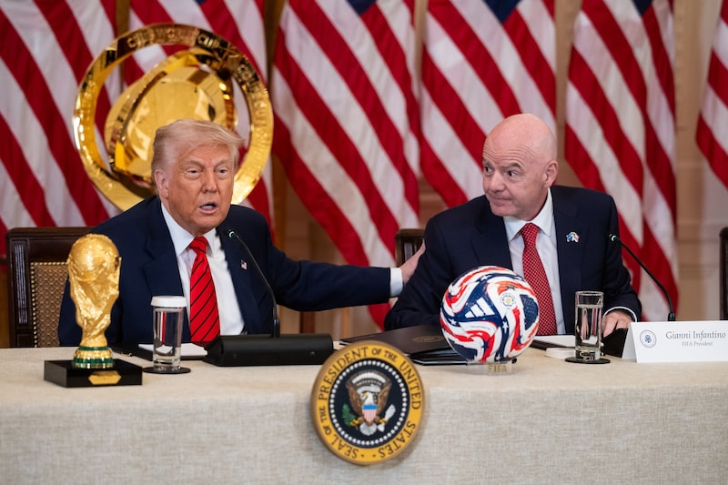 Donald Trump (l.) und Gianni Infantino (r.) (Bild: EPA/FRANCIS CHUNG / POOL)