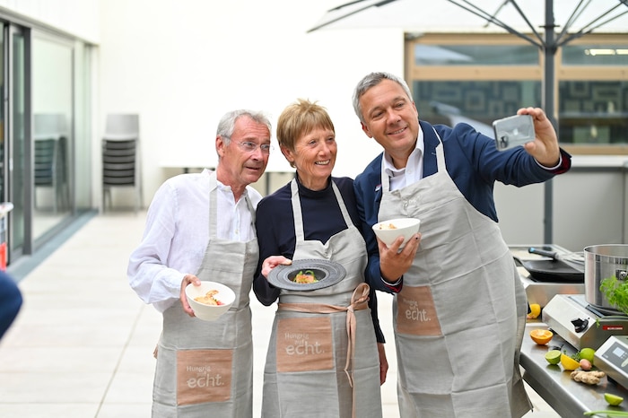 Fritz Strobl hatte beim Kochen mit Annemarie Moser-Pröll und Ernst Vettori auch Zeit für ein ...