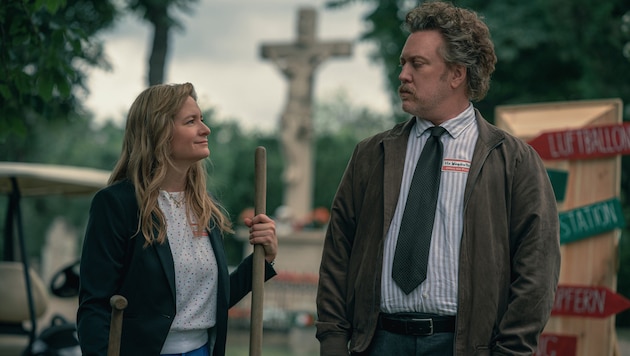 Julia Jentsch und Nicholas Ofczarek kämpfen um die Vorherrschaft am Friedhof. (Bild: Amazon Prime)