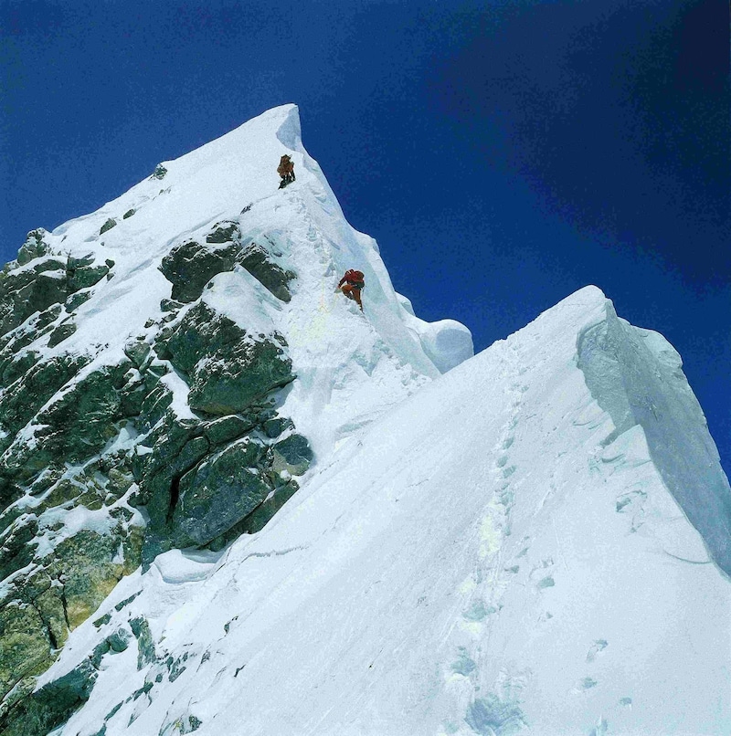 Diese Aufnahme vom Mai 1978 zeigt Robert Schauer und Ang Phu Sherpa alleine im Hillary Step. Die beiden waren im Alpinstil unterwegs, ohne Fixseile. Das Bild schoss Wolfgang Nairz, der mit Horst Bergmann in Zweierseilschaft unterwegs war. Schauer, Bergmann und Nairz waren damit die ersten Österreicher auf dem Dach der Welt.   (Bild: Wolfgang Nairz)