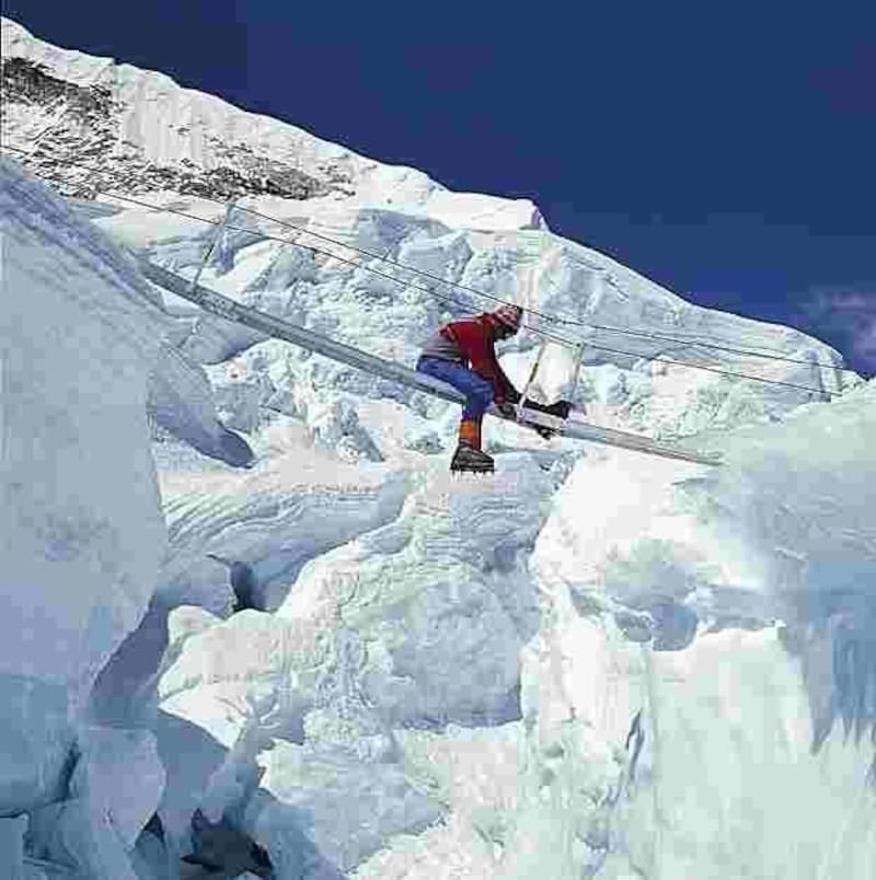Die österreichische Expedition schrieb 1978 Alpingeschichte, denn Reinhold Messner und Peter Habeler erreichten als erste Menschen ohne Flaschensauerstoff das Dach der Welt. Hier am Bild sieht man den Grazer Hanns Schell beim Prüfen einer Aluleiter im Khumbu Eisfall, die über Gletscherspalten gelegt wurden.  (Bild: Wolfgang Nairz)