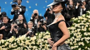 Kim Kardashian zeigte bei der Met-Gala heiße Kurven im aufregenden Leder-Outfit. (Bild: APA/Evan Agostini/Invision/AP)