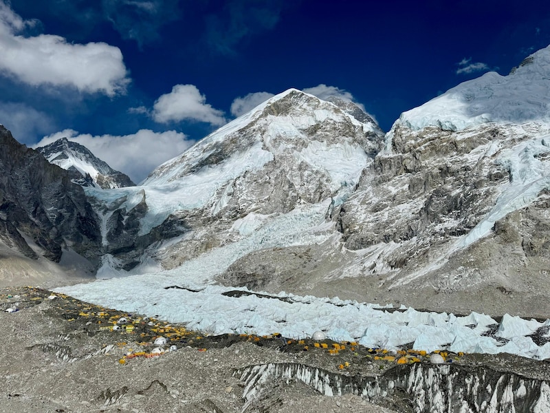 Das Everest Basecamp im Mai 2025 gleicht einer Kleinstadt.  (Bild: Lukas Furtenbach)