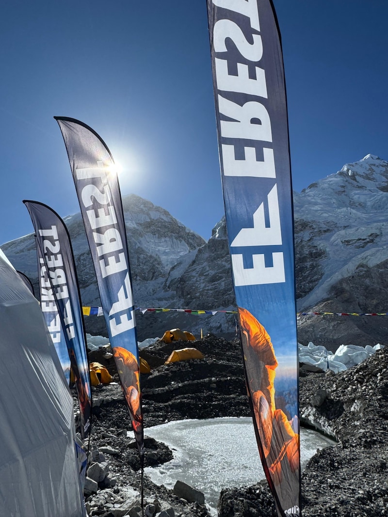 Gegen reichlich Bares gibt es im Basecamp jeden erdenklichen Luxus.  (Bild: Lukas Furtenbach)