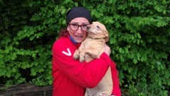 „Hildegard“ und ihre erleichterte Besitzerin (Bild: FF Kapfenberg-Diemlach)