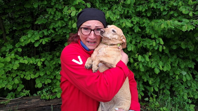 „Hildegard“ und ihre erleichterte Besitzerin (Bild: FF Kapfenberg-Diemlach)