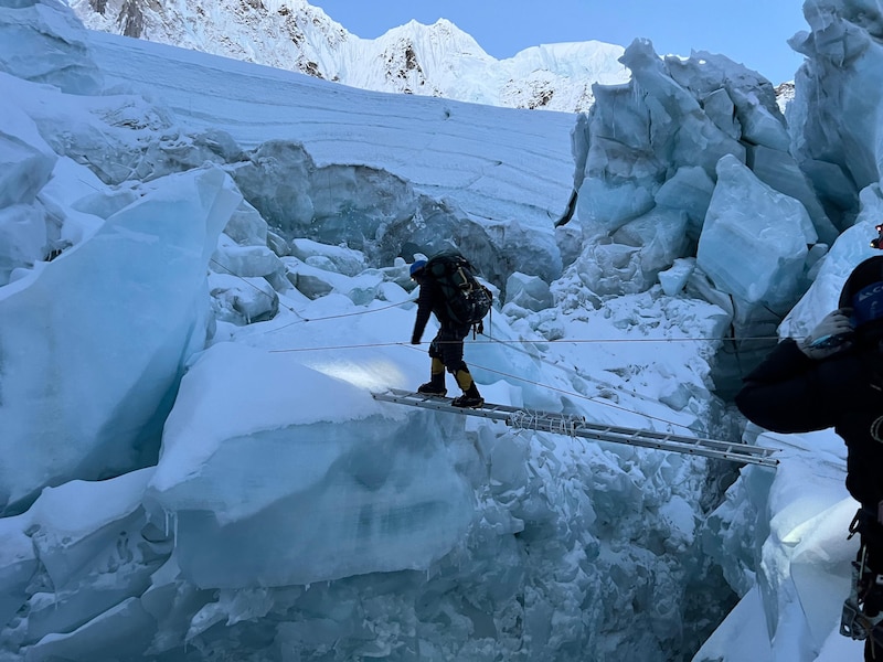 Heute noch werden die Gletscherspalten im Khumbu Eisfall mit Aluleitern überwunden. Spezielle „Eisdoktoren“ suchen alljährlich den sichersten Weg durch das Gletscherlabyrinth, das sich täglich einen halben Meter bewegt.  (Bild: Lukas Furtenbach)