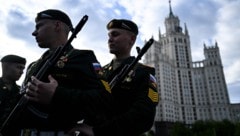 In Moskau laufen die Vorbereitungen auf die große Parade auf Hochtouren. (Bild: AFP/KIRILL KUDRYAVTSEV)