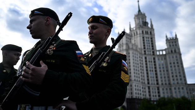 Russische Soldaten bei Übungen für die Militärparade in Moskau