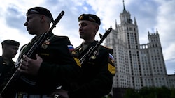 In Moskau laufen die Vorbereitungen auf die große Parade auf Hochtouren. (Bild: AFP/KIRILL KUDRYAVTSEV)