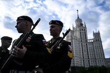 In Moskau laufen die Vorbereitungen auf die große Parade auf Hochtouren. (Bild: AFP/KIRILL KUDRYAVTSEV)