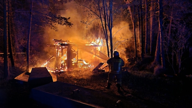 Das Bienenhaus stand in Vollbrand. (Bild: Feuerwehr Ötztal Bahnhof)