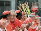 Je länger das Konklave dauert, desto länger dauert auch die Diät.  (Bild: Krone KREATIV/AP/Wenzel/Krone Kreativ)