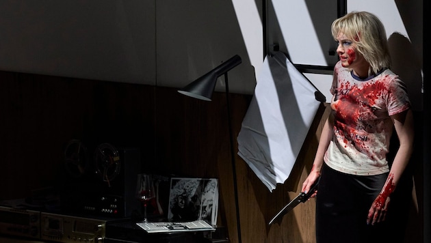 Beendet das Blutbad des Axt-Amokläufers Hamlet mit einem Mord: Erika Baikoff als Ophelia.  (Bild: Herwig PRAMMER)