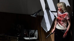 Beendet das Blutbad des Axt-Amokläufers Hamlet mit einem Mord: Erika Baikoff als Ophelia.  (Bild: Herwig PRAMMER)