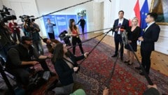 Staatssekretär Alexander Pröll (ÖVP), Staatssekretärin Michaela Schmidt (SPÖ) und NEOS-Klubobmann Yannick Shetty beim Doorstep des Ministerrats (Bild: APA/HELMUT FOHRINGER)