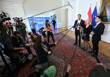 Staatssekretär Alexander Pröll (ÖVP), Staatssekretärin Michaela Schmidt (SPÖ) und NEOS-Klubobmann Yannick Shetty beim Doorstep des Ministerrats (Bild: APA/HELMUT FOHRINGER)