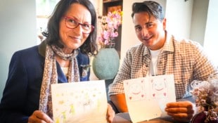 Huberta Gabalier und ihr zweitältester Sohn Andreas mit Kinderbildern (Bild: Pail Sepp)