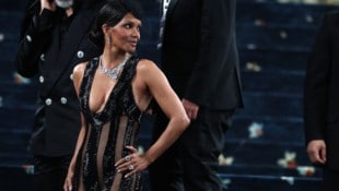 Halle Berry zog mit ihrer freizügigen Robe bei der Met-Gala in New York alle Blicke auf sich. (Bild: Jeenah Moon / REUTERS / picturedesk.com)