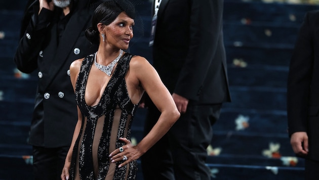 Halle Berry zog mit ihrer freizügigen Robe bei der Met-Gala in New York alle Blicke auf sich. (Bild: Jeenah Moon / REUTERS / picturedesk.com)