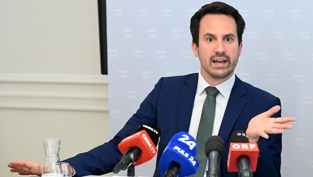 Bildungsminister Wiederkehr überraschte mit vorzeitiger Budgetenthüllung. (Bild: APA/HELMUT FOHRINGER)