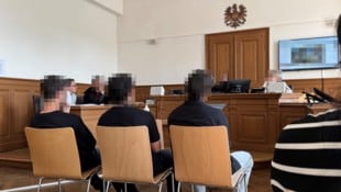 Die Verantwortung des Trios glaubte der Richter nicht eine Sekunde. Trotzdem konnte nur einer der Burschen verurteilt werden. (Bild: CH, Krone KREATIV)