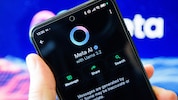 Ob man will oder nicht, der zuckerbergsche KI-Chatbot wird einem direkt im WhatsApp-Hauptfenster aufgedrängt. Wer ihn zähmen will, muss tief in die Einstellungen des Messengers vordringen. (Bild: nicholasjermy)
