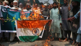 Während eines Protests in Pakistan, bei dem die indischen Angriffe verurteilt werden, wird eine ...