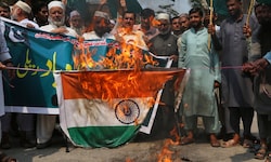 Während eines Protests in Pakistan, bei dem die indischen Angriffe verurteilt werden, wird eine ...