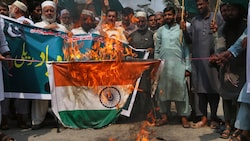 Während eines Protests in Pakistan, bei dem die indischen Angriffe verurteilt werden, wird eine ...
