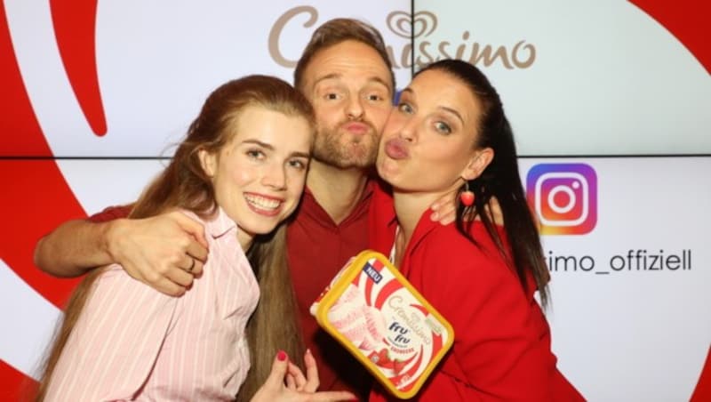 Die Dancing Stars Anna Strigl, Herby Stanonik und Conny Kreuter freuen sich über das neue Cremissimo à la fru fru® (Bild: © Conny de Beauclair)
