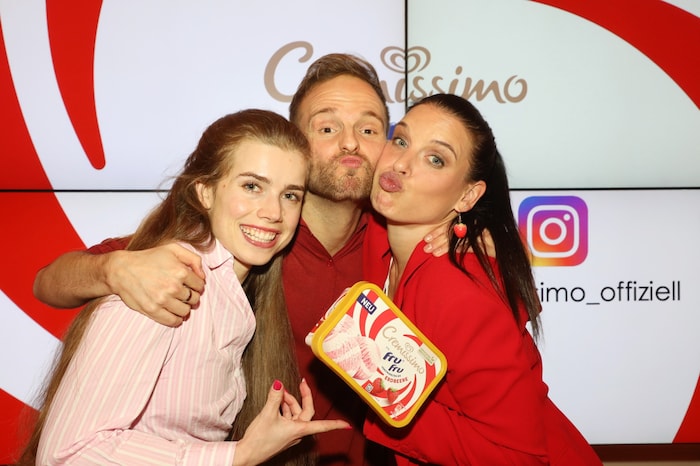 Die Dancing Stars Anna Strigl, Herby Stanonik und Conny Kreuter freuen sich über das neue ...