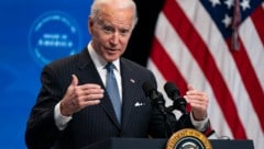 Joe Biden hat in einem Interview mit der BBC ordentlich gegen seinen Nachfolger Donald Trump ausgeteilt.  (Bild: AP/Evan Vucci)