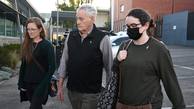 Ian Wilkinson (Mitte) ist das einzige Opfer, das das Pilzgericht überlebte. (Bild: EPA/JOEL CARRETT)