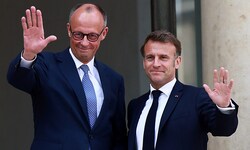 Der neue Bundeskanzler Friedrich Merz (hier bei seiner Ankunft bei Frankreichs Präsident ...