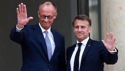 Der neue Bundeskanzler Friedrich Merz (hier bei seiner Ankunft bei Frankreichs Präsident Emmanuel Macron) will die Achse Berlin-Paris wieder zum Laufen bringen. (Bild: EPA/HANNIBAL HANSCHKE)