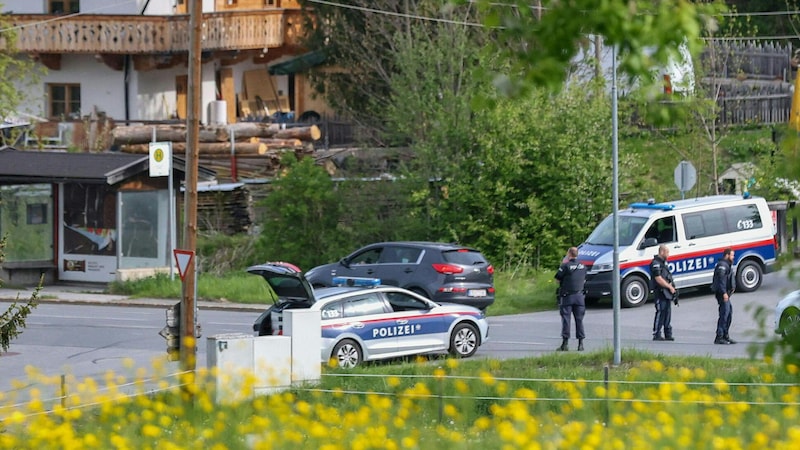 Jenny Z. wandte sich zunächst an die Polizei, um Schutz zu erhalten. Samstagnacht wurde diese schließlich zum Tat- und Sterbeort der 34-Jährigen gerufen. (Bild: APA/FRANZ NEUMAYR)